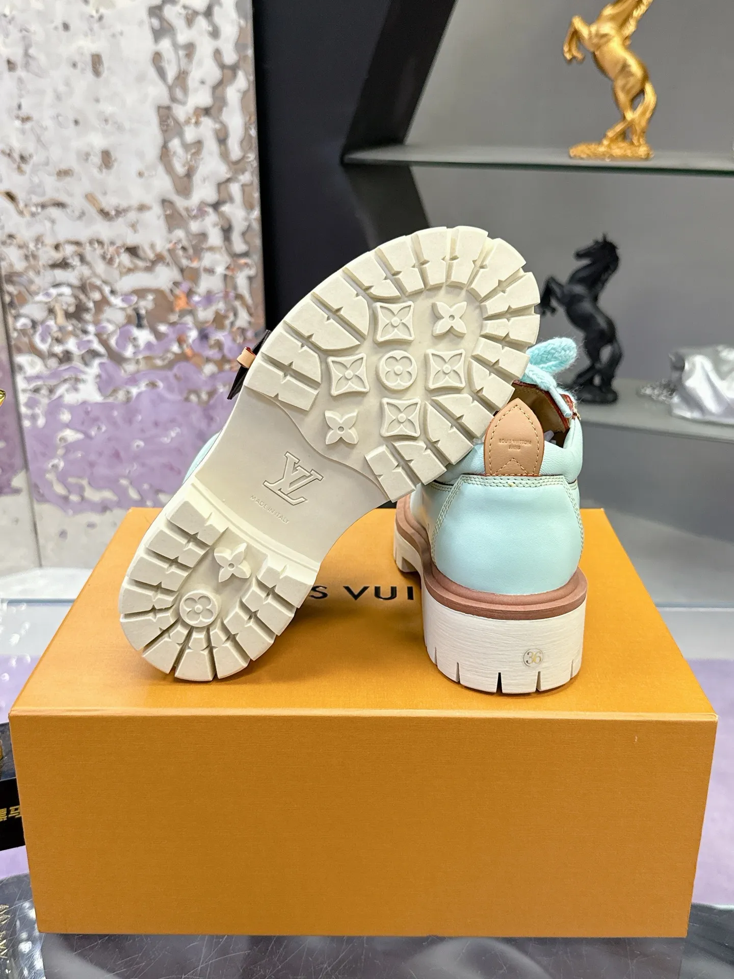 Factory price: 700💰 LV | Louis Vuitton 🧡💚2025 autumn and winter new style, top version ⚠️ The counter features the latest LV REMIX lace-up mountaineering derby shoes, new hard goods 🆕 ❥BS purchasing level! Full of high-end feel! A popular model among bloggers at home and abroad, it’s retro and fashionable, and looks stunning on your feet! Mainly recommended model on the official website★ ▪️Upper: top-quality first-layer cowhide ▪️Inner lining: imported sheepskin ▪️Outsole: original molded T men's shoes 💰U anti-slip outsole ▪️Sole height: 3.5cm ▪️Shoe size: Female 35-41 (41 customized, non-refundable) Male 39-45 (46 customized, non-refundable)